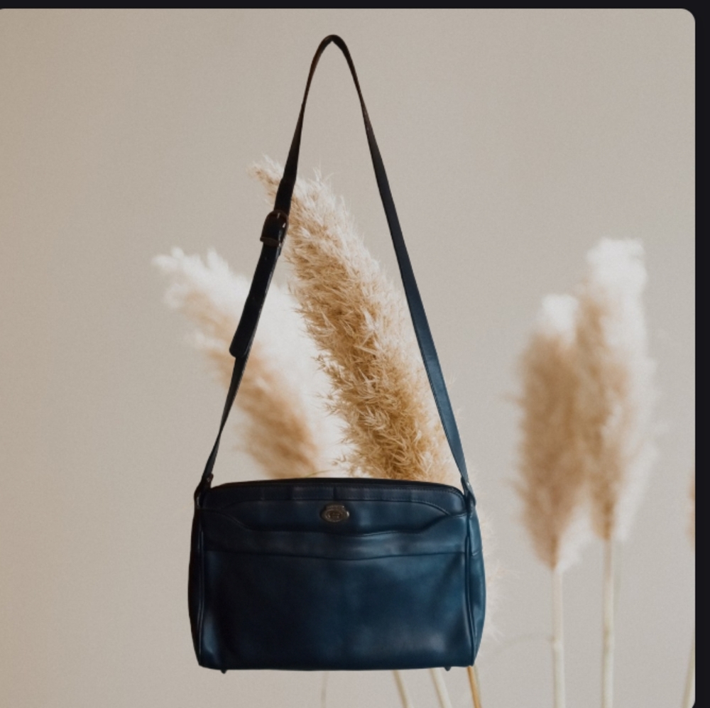 🌻 Vintage Handcrafted Etienne Aigner Leather Shoulder Bag in Deep Navy🌻